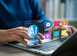 Početnik u kripto ulaganju koji istražuje temelje automatiziranog AI tradinga