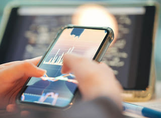 Investitor pregledava jasan postupak isplate i transfera novca