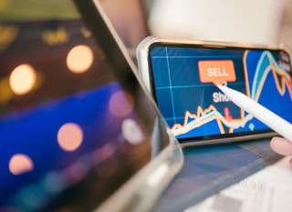 Trader koji istovremeno prati tržišta Bitcoina, Ethereuma i forexa te analizira dostupne opcije